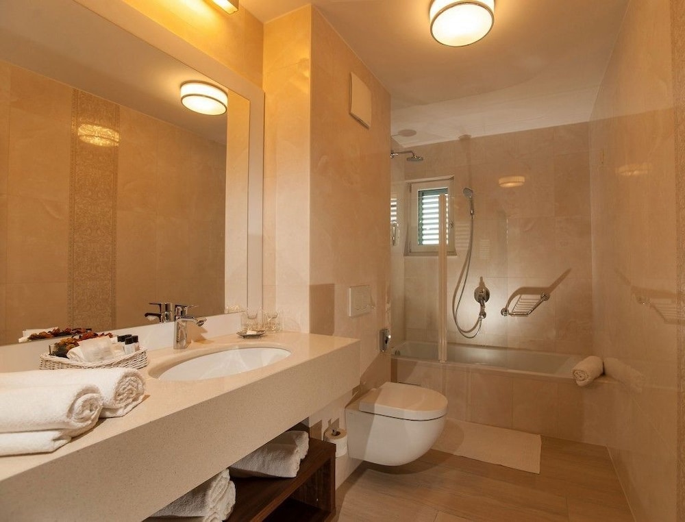1 Bedroom, Comfort, Apartment, Queen Bed, Park View, 2 Sofa