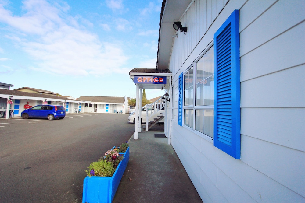 Golden Glow Motel 52/60