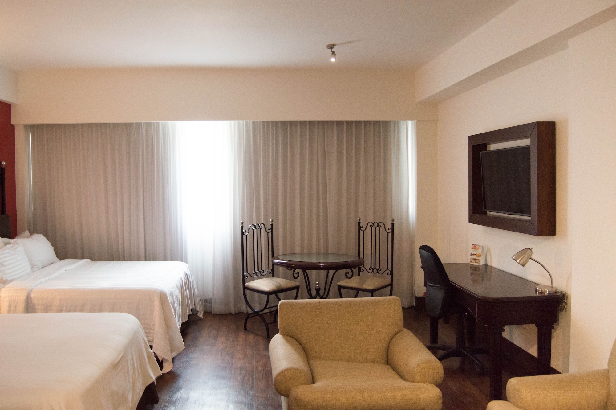 Suite, 2 Queen Beds, Jumeirah View، Holiday Inn & Suites Guadalajara Centro Historico 5/10