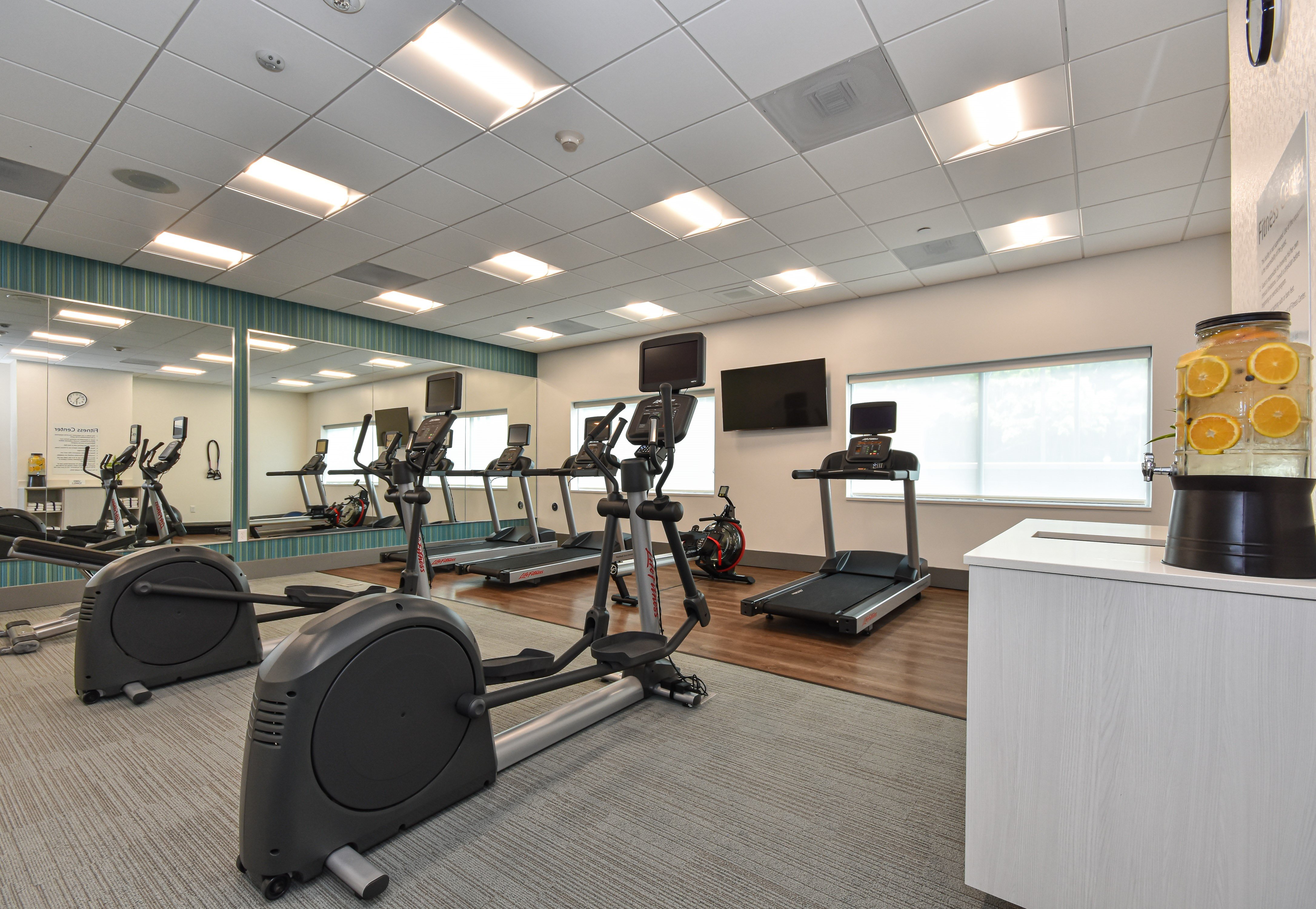 Holiday Inn Express & Suites Charlotte Ballantyne 22/46