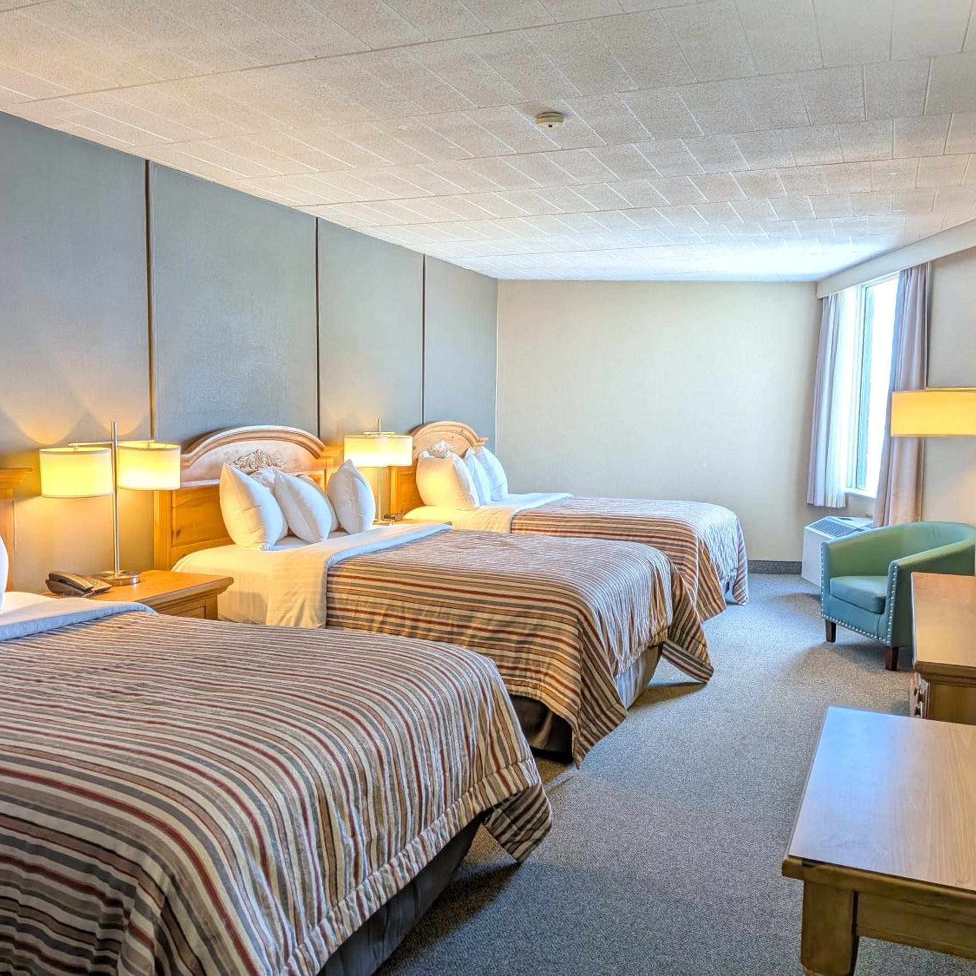 غرفة قياسية ثلاثية بسرير مزدوج، Confederation Place Hotel 4/7