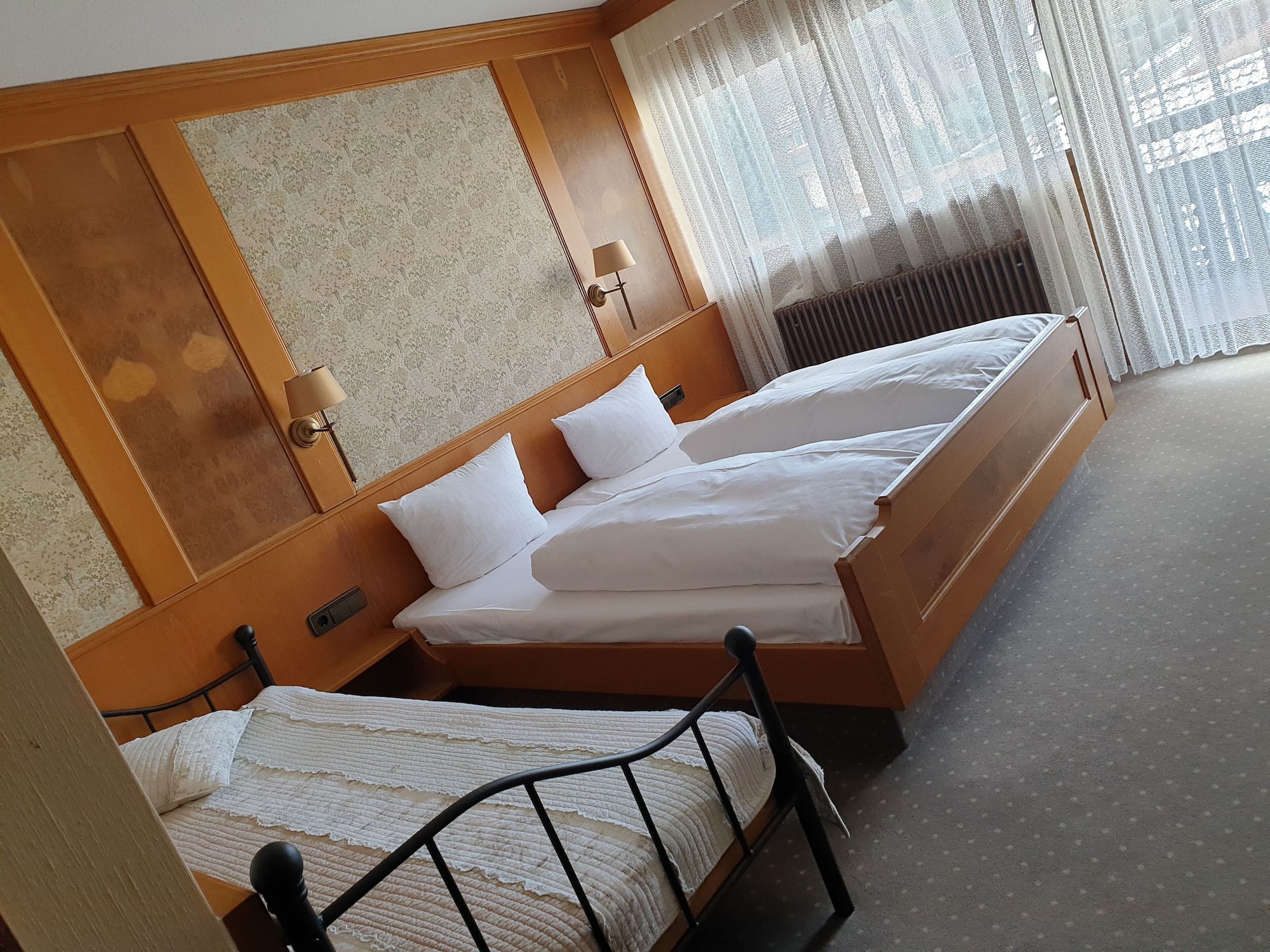 غرفة عصرية عائلية بسرير مزدوج وسرير فردي بشرفة، Hotel Waldblick 2/10