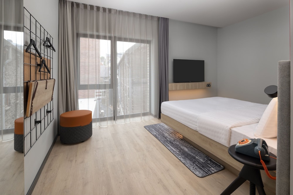 Moxy Cork 17/50