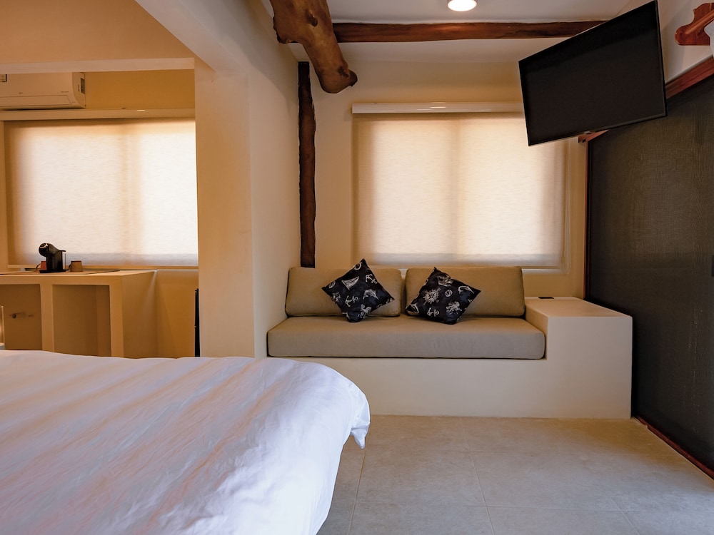 جناح ديلوكس بسريرين مزدوجين بإطلالة على المسبح، Beachfront Hotel Boutique DK 2/4