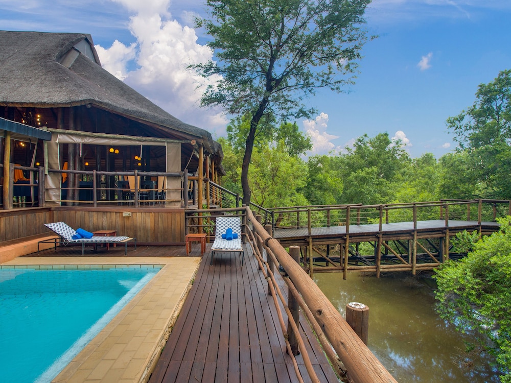 MADIKWE RIVER LODGE 2/42