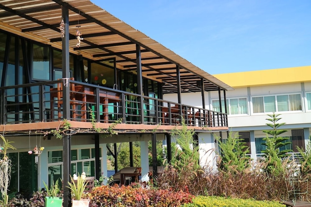 Breeze Hill Hotel 5/50