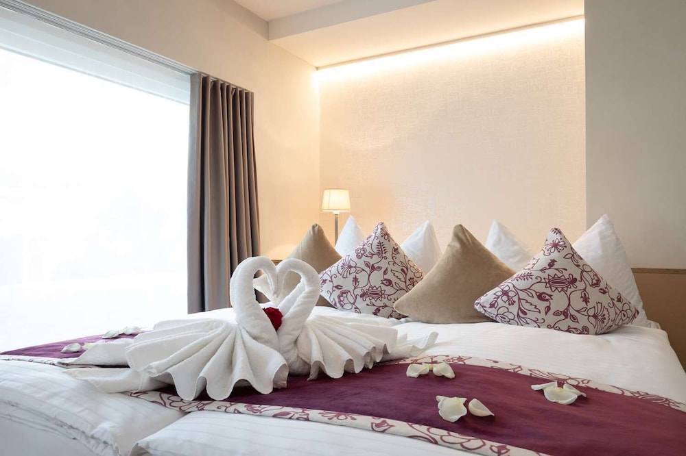 JUNIOR SUITE, KING BED, BATHTUB