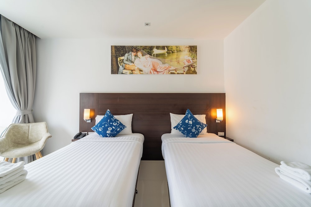 DELUXE, DOUBLE BED, PARTIAL SEA VIEW