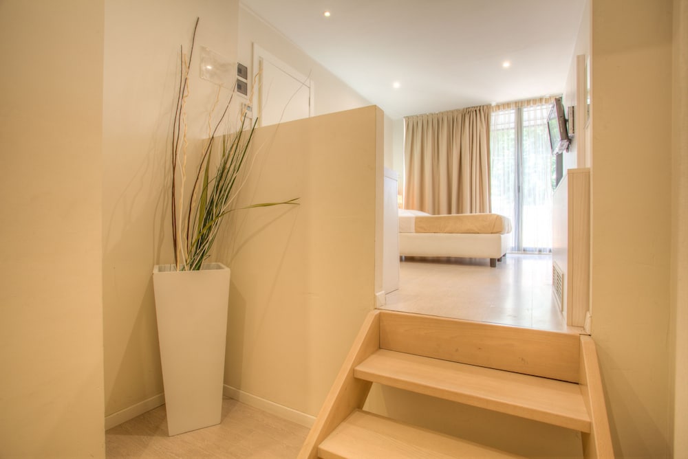 Ferretti Beach Hotel 8/65