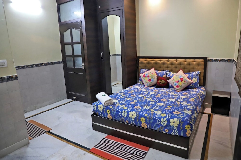 STANDARD, KING BED, PRIVATE BATHROOM