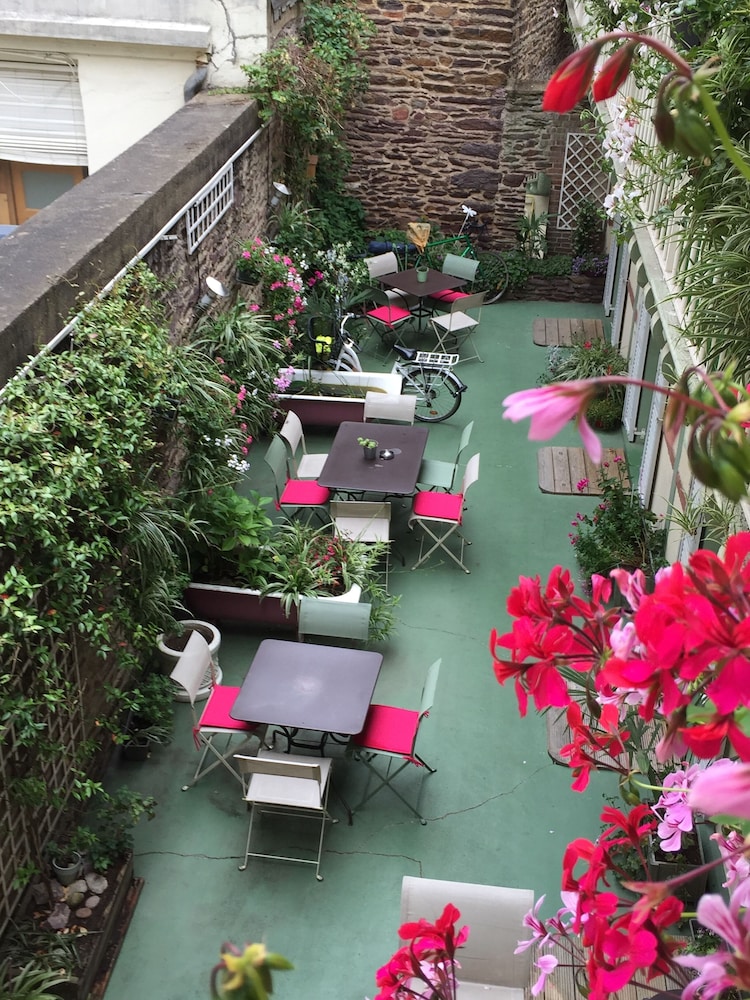 GARDEN HOTEL 84/89