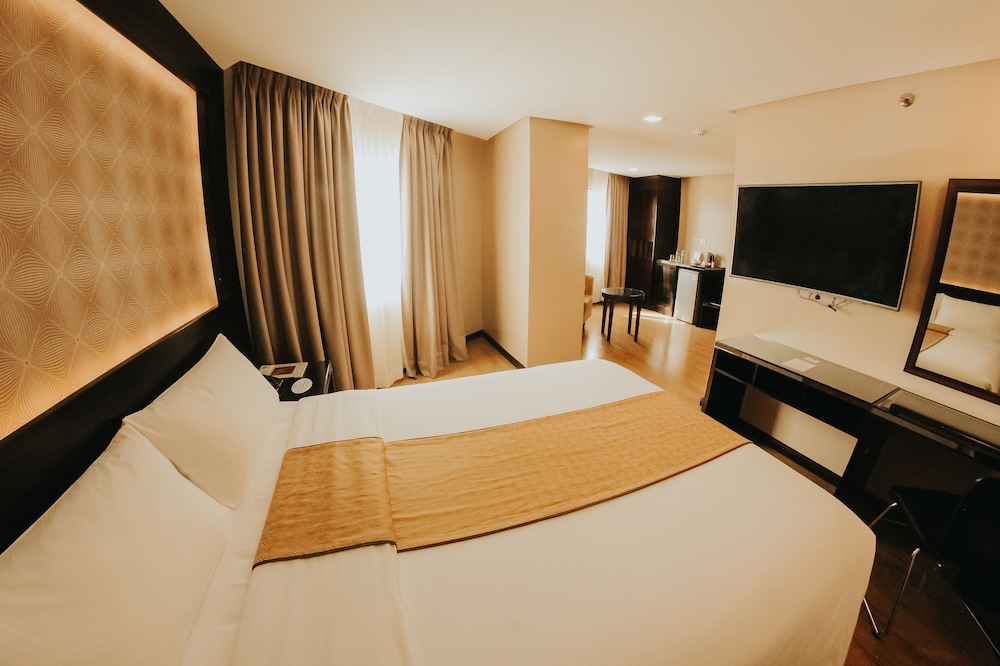 PREMIER, QUEEN BED, WEST WING