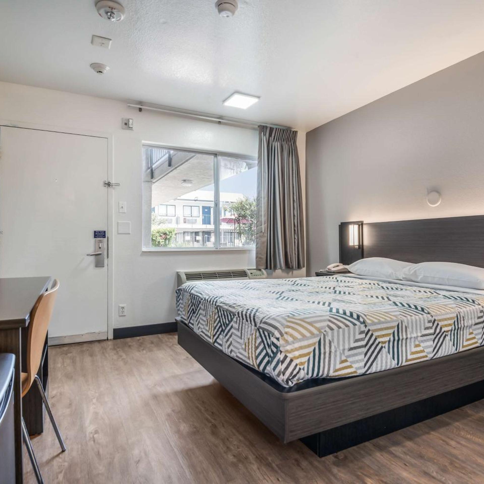 ROOM, QUEEN BED