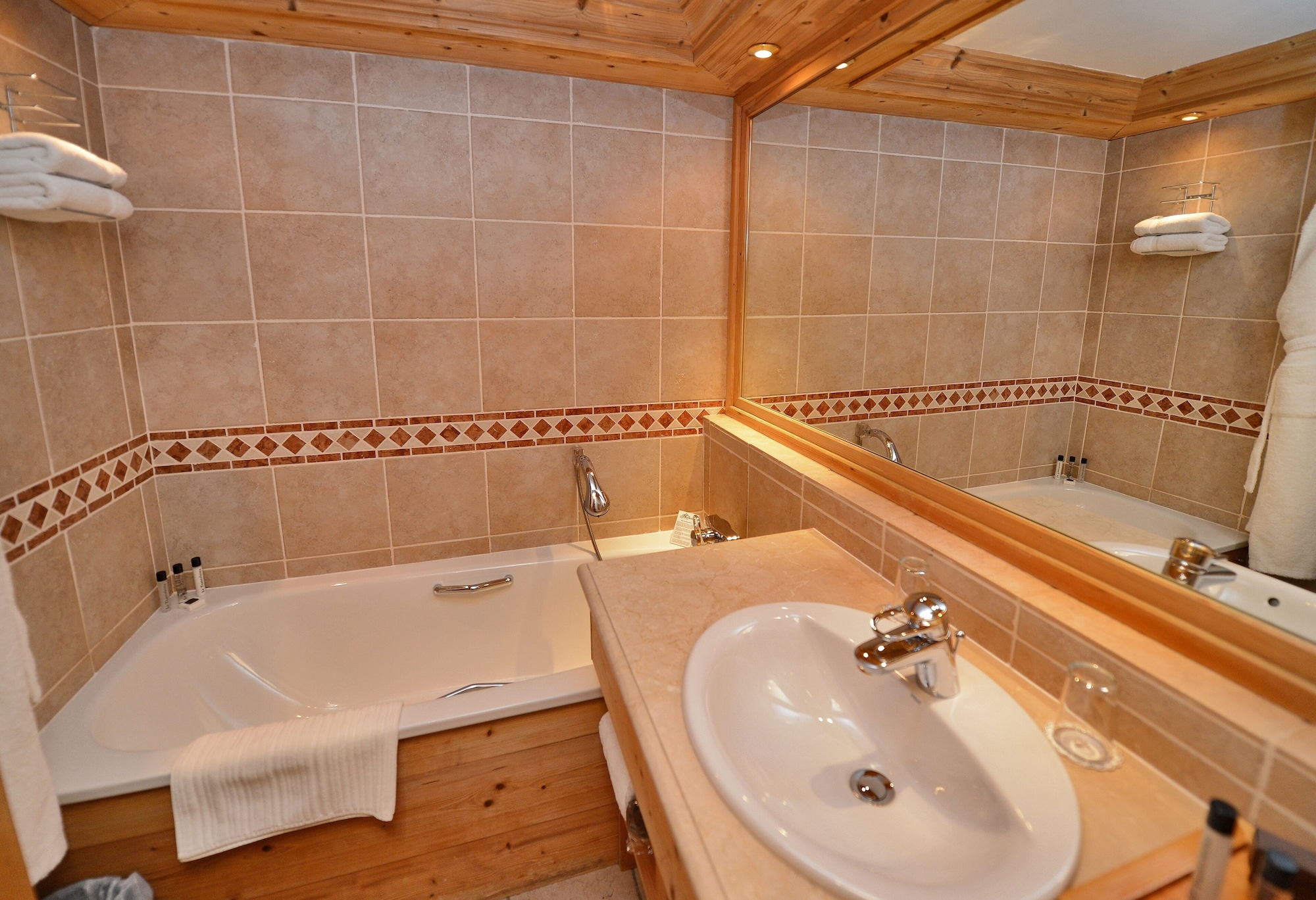 غرفة قياسية بسريرين منفصلين بحوض استحمام، Hôtel Tsanteleina 10/10