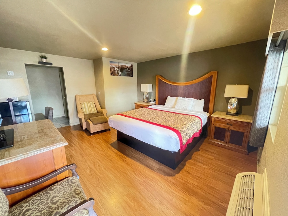 DELUXE, KING BED, ACCESSIBLE