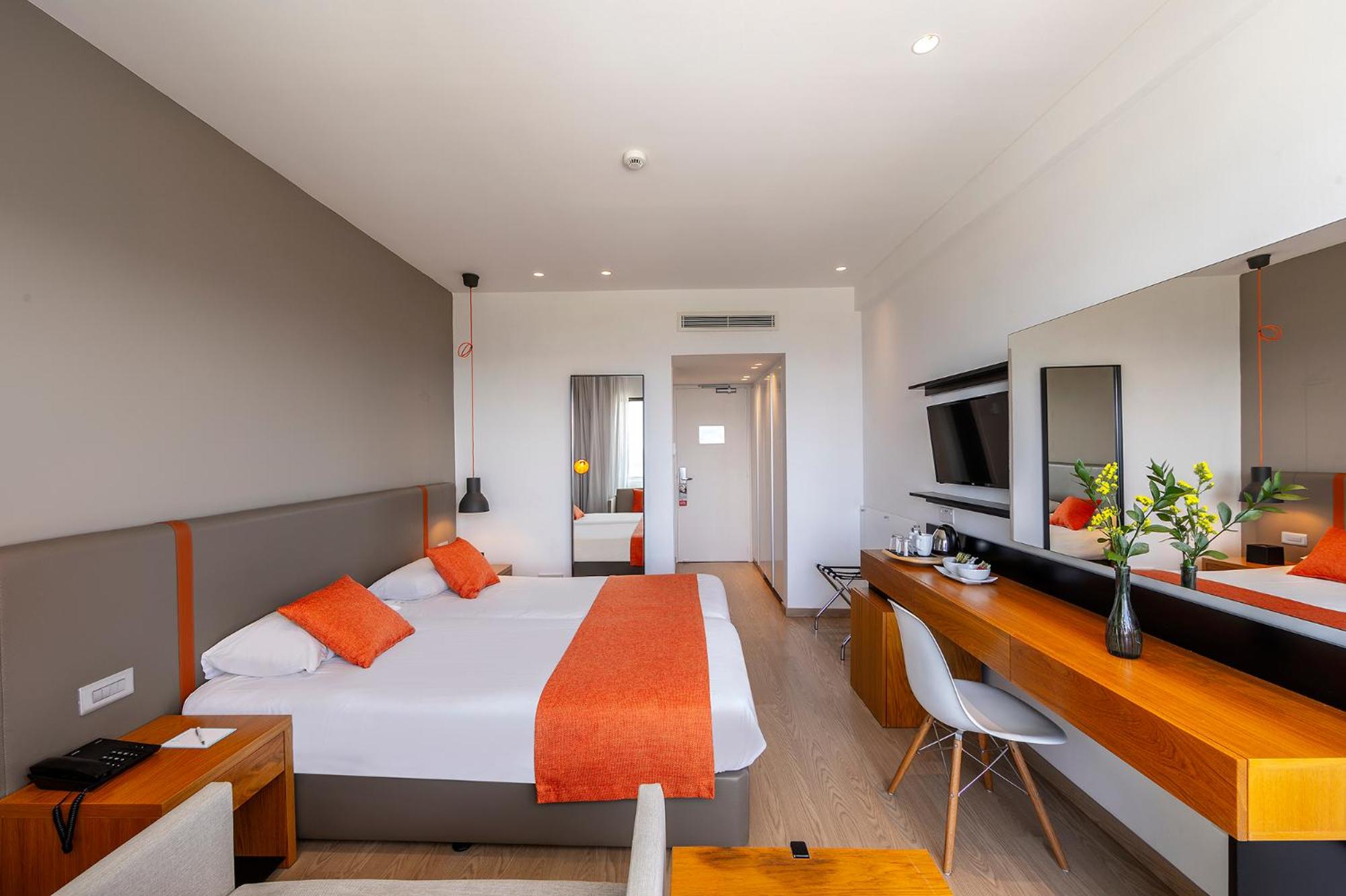 Superior, Twin Beds, Inland View, Sofa, Balcony