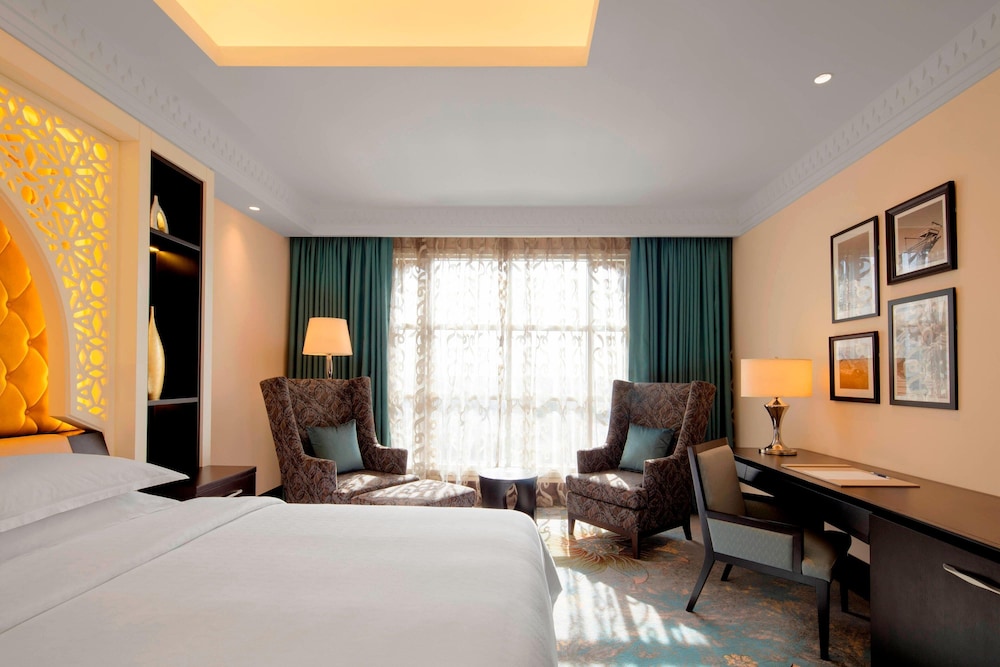 DELUXE, KING BED