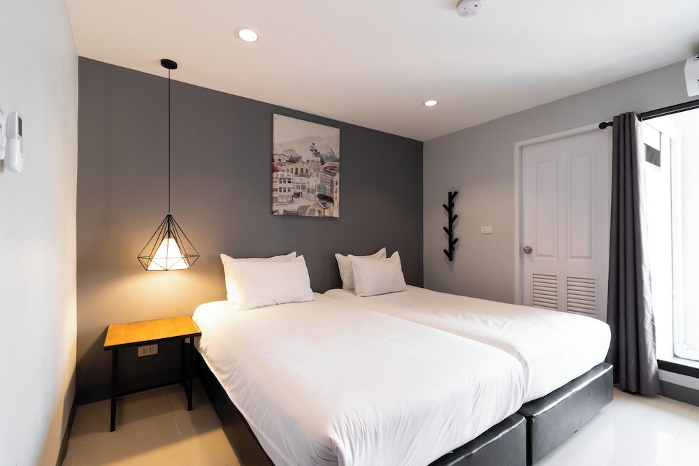 DELUXE, TWIN BEDS