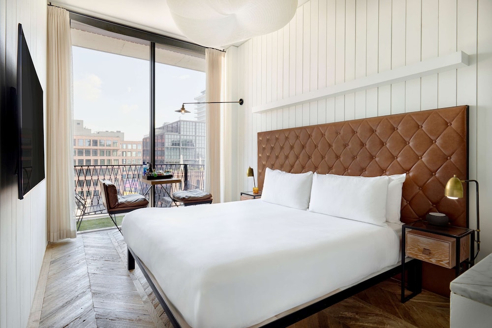 ROOM, KING BED, CITY VIEW