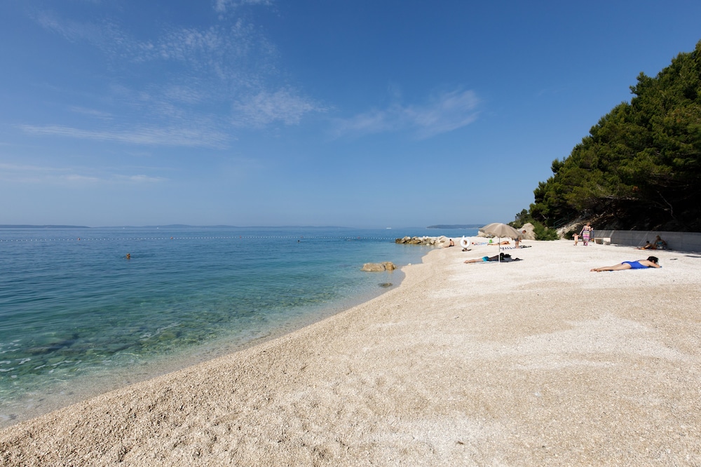 Ark Beach Hotel 40/50