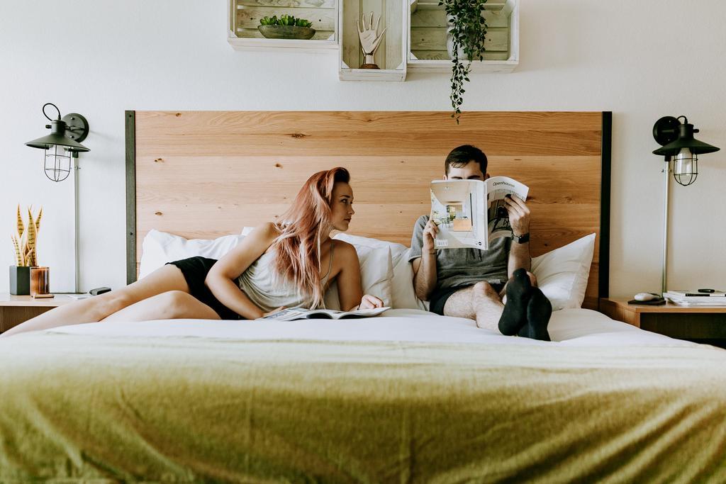Room, King Bed, Partial Mountain View