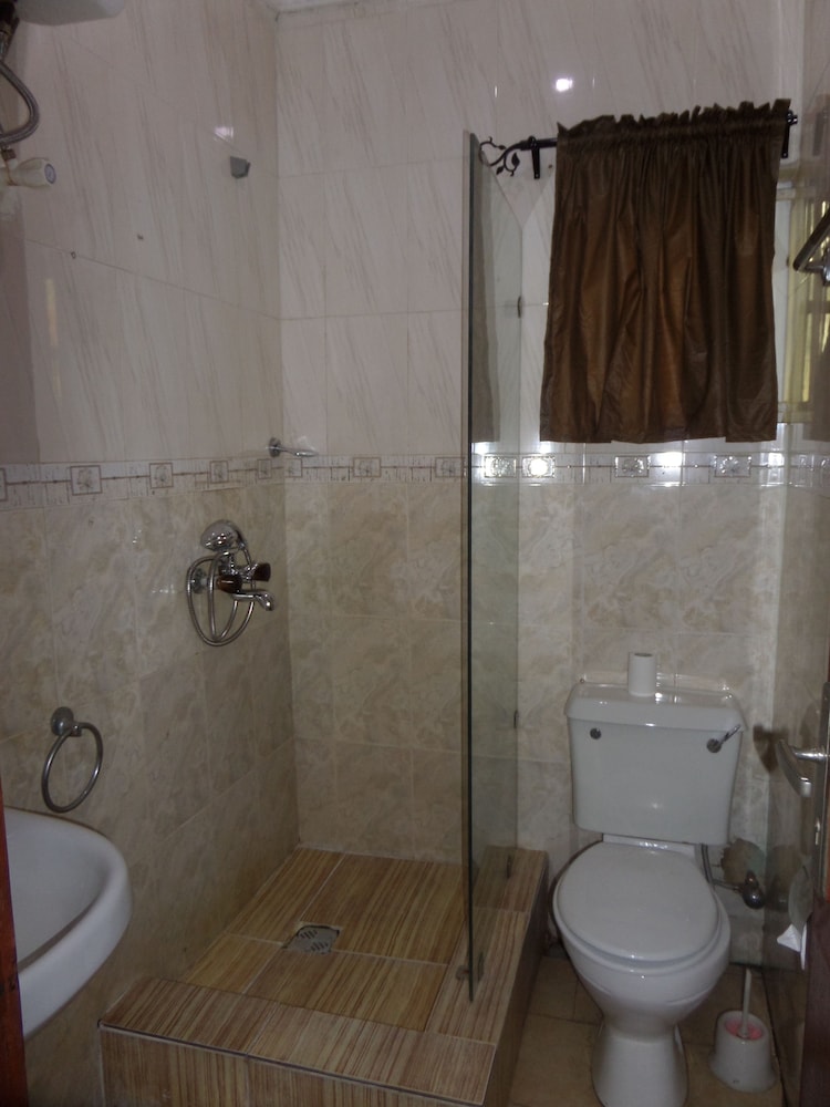 Adna Hotel 47/50