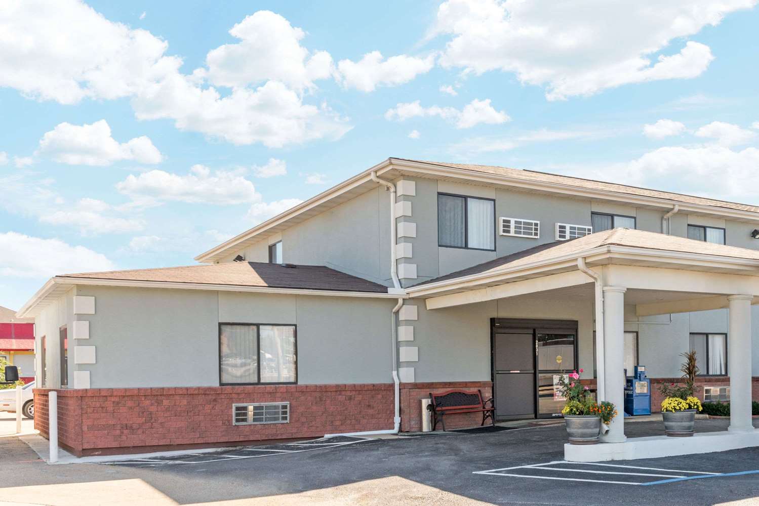 Super 8 by Wyndham Poplar Bluff Missouri 1/6