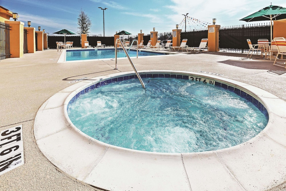 La Quinta Inn & Suites by Wyndham Fort Worth Arlington West 24/41
