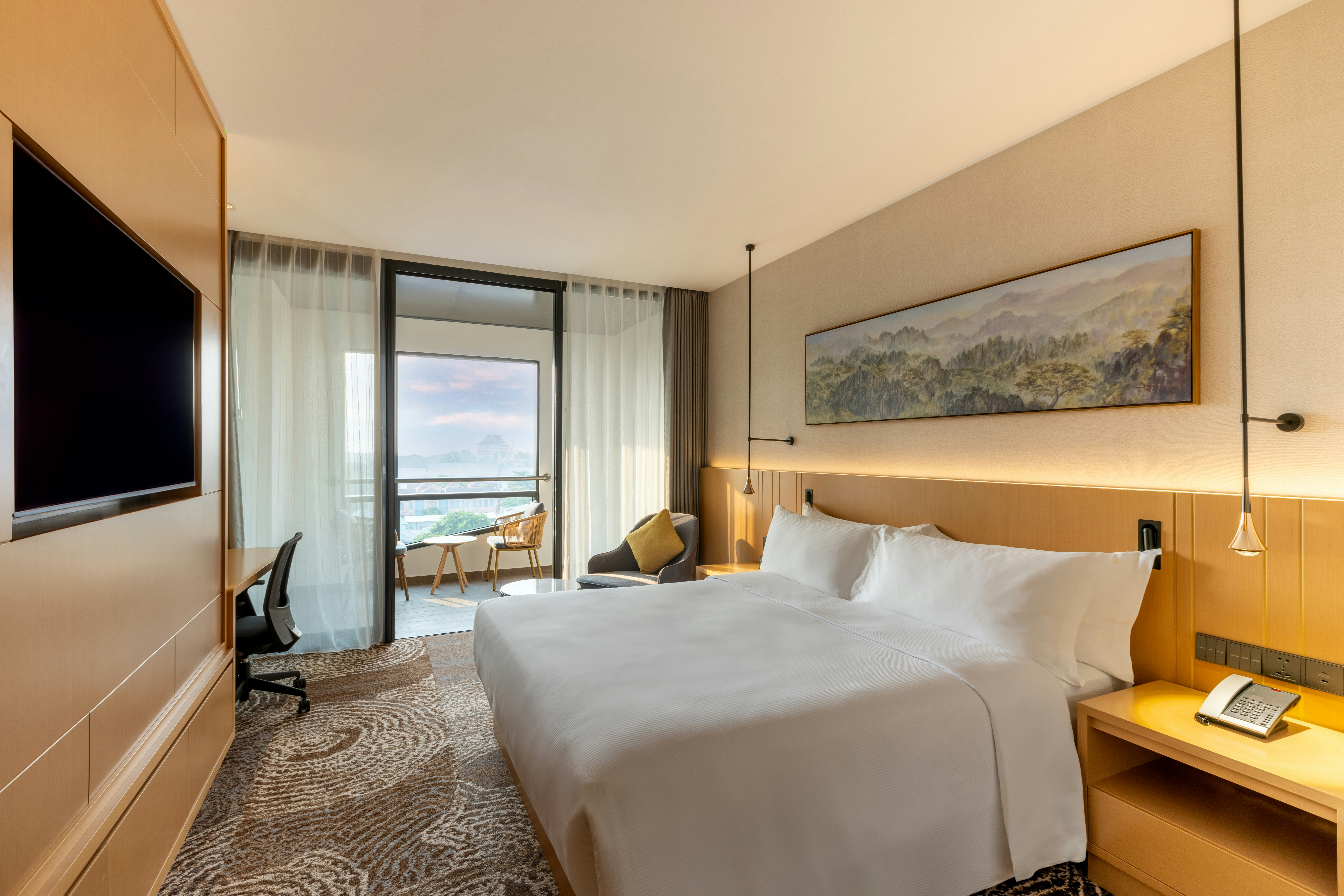 GUEST ROOM, KING BED, BALCONY