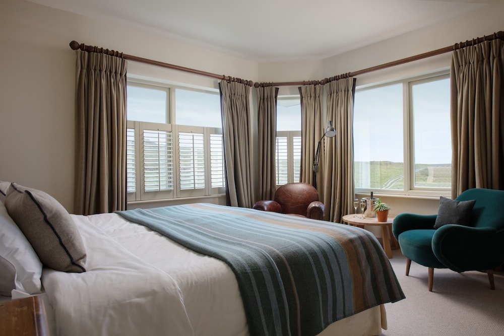 SUPERIOR, KING BED, PARTIAL OCEAN VIEW