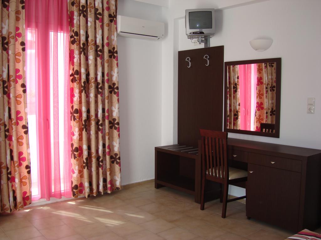 Elena Studios & Suites 13/17