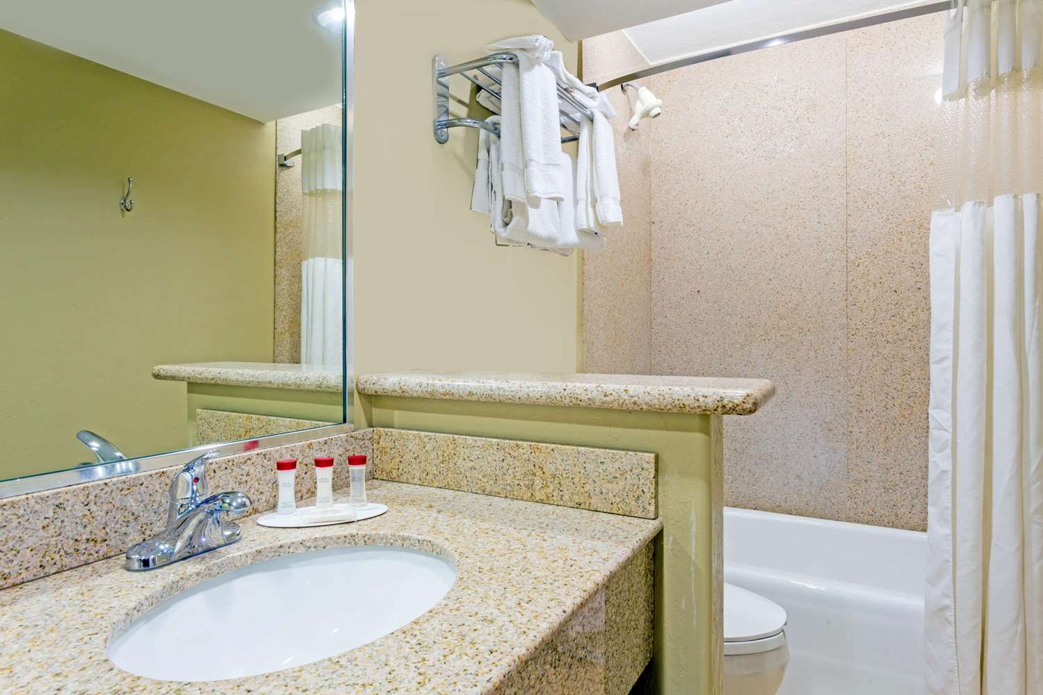 Ramada By Wyndham Lake Placid 28/28