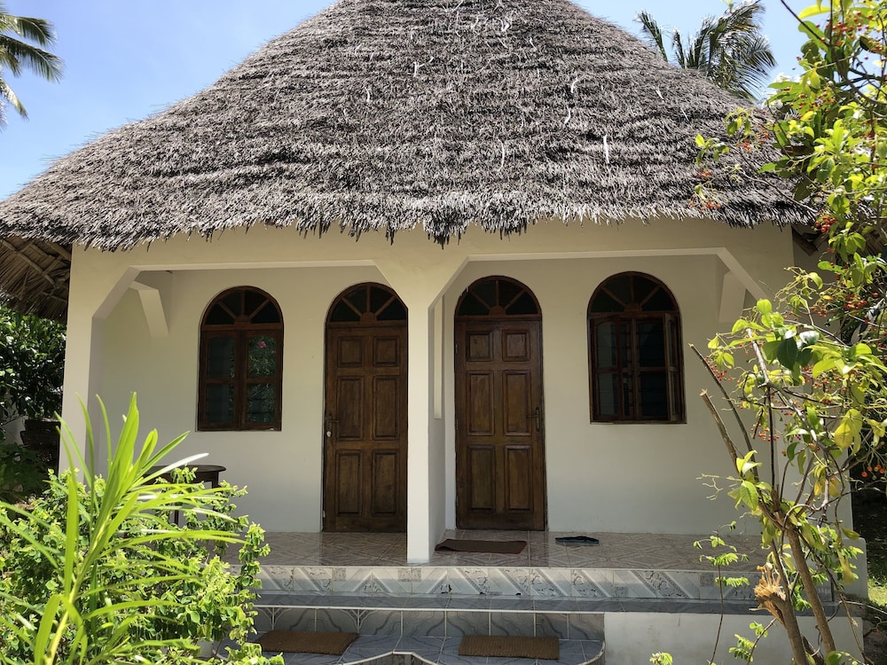 Blue Earth Beach Bungalows 2/72