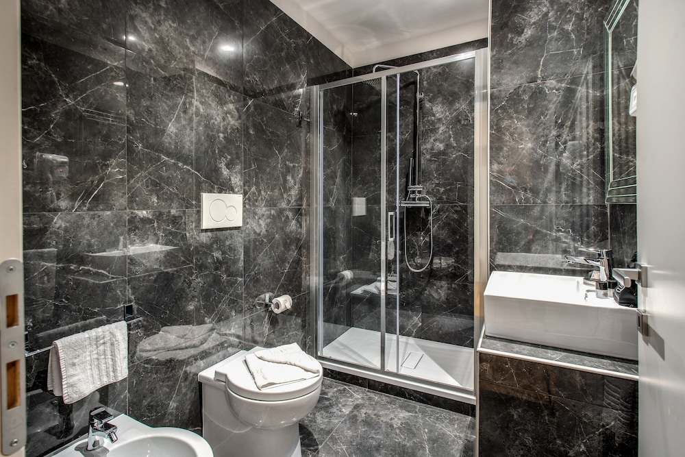 Hotel 87 Eighty-seven 71/72