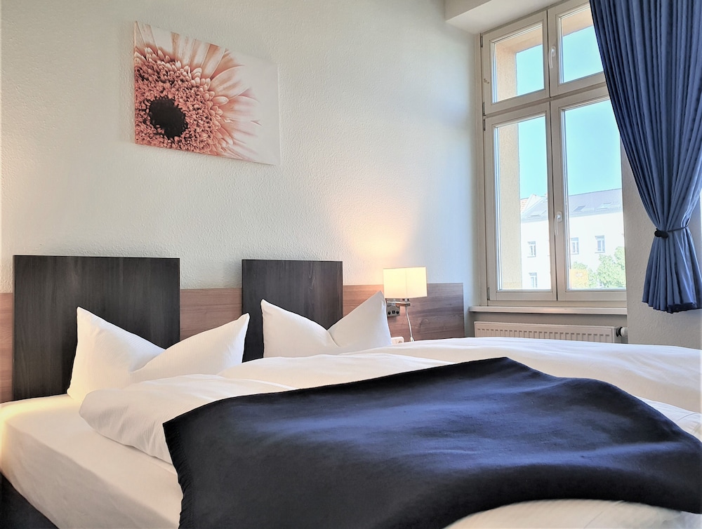 ROOM, DOUBLE BED