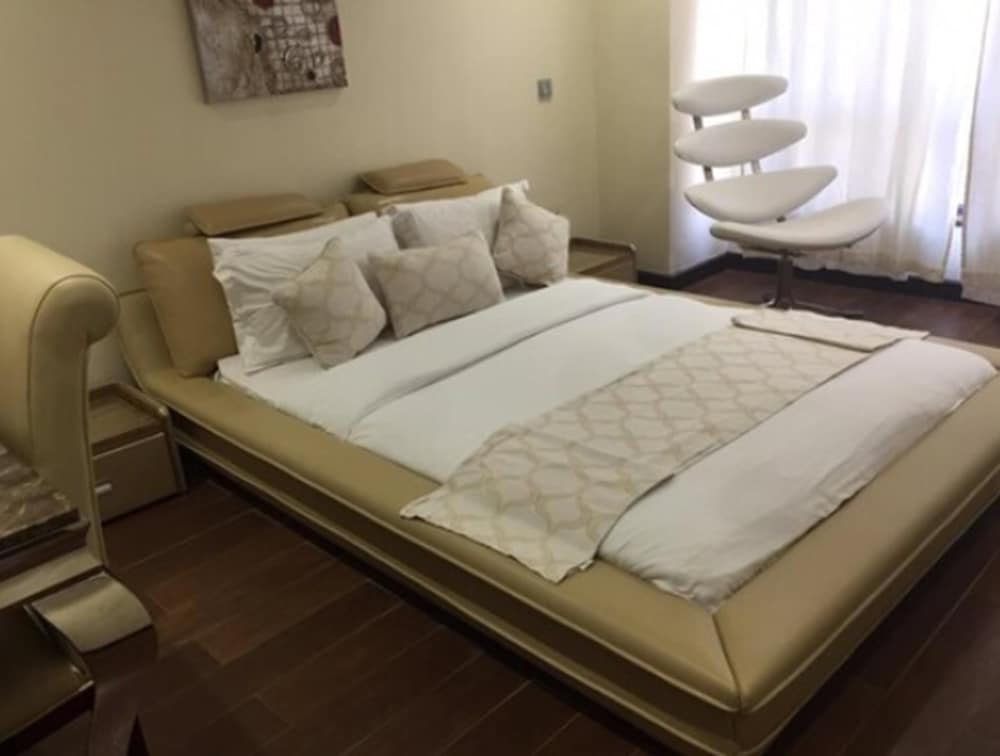 The Landmark Suites 23/34