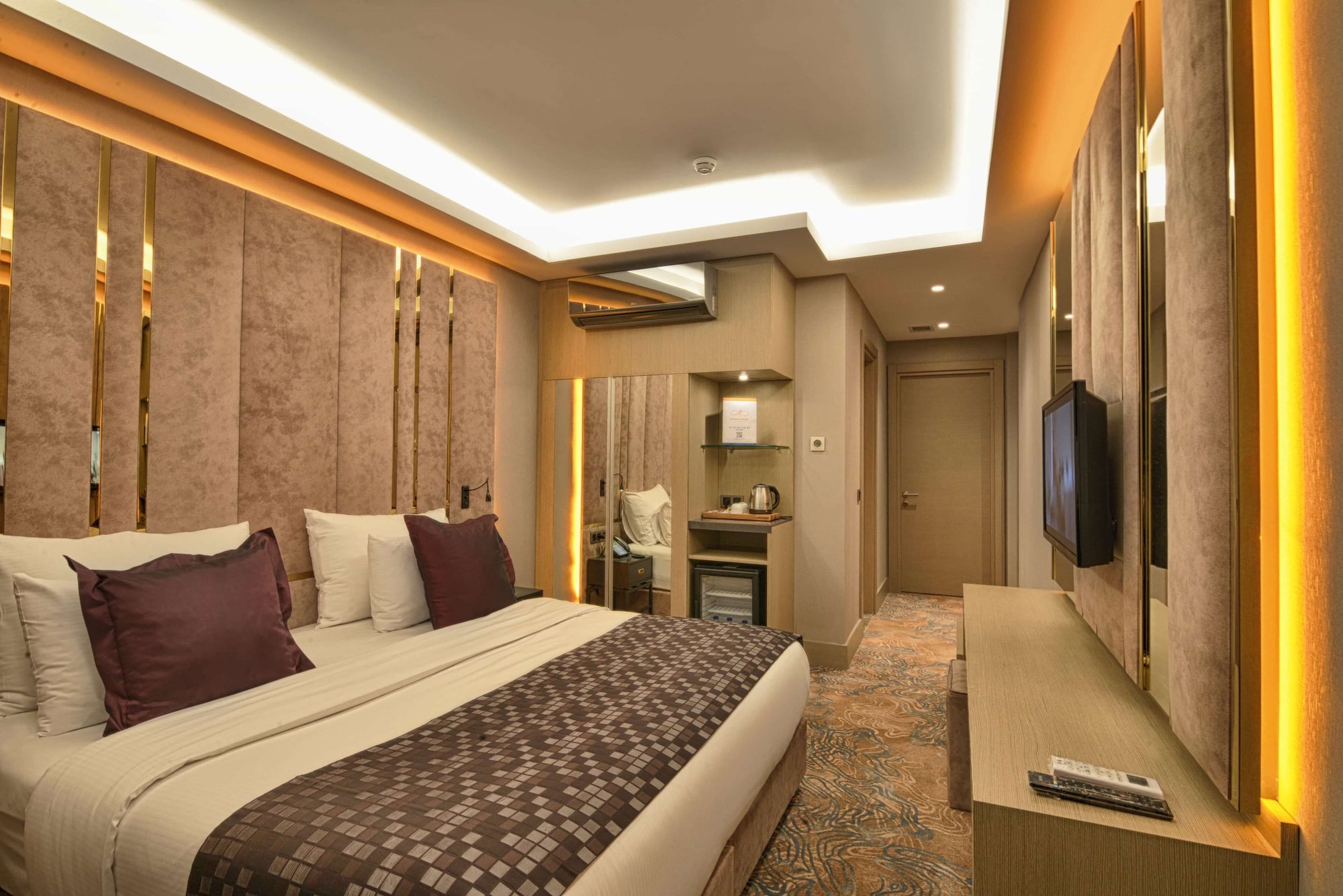 SUPERIOR, MULTIPLE BEDS, WITH VIEW, BALCONY