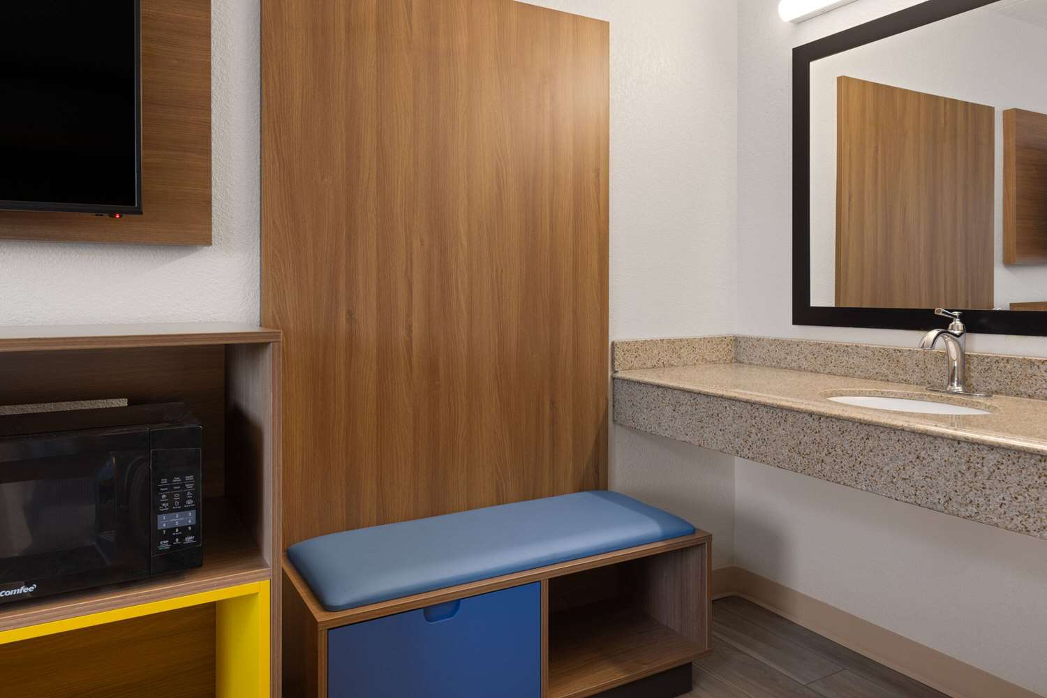 Days Inn & Suites by Wyndham Indianapolis Airport East 28/28