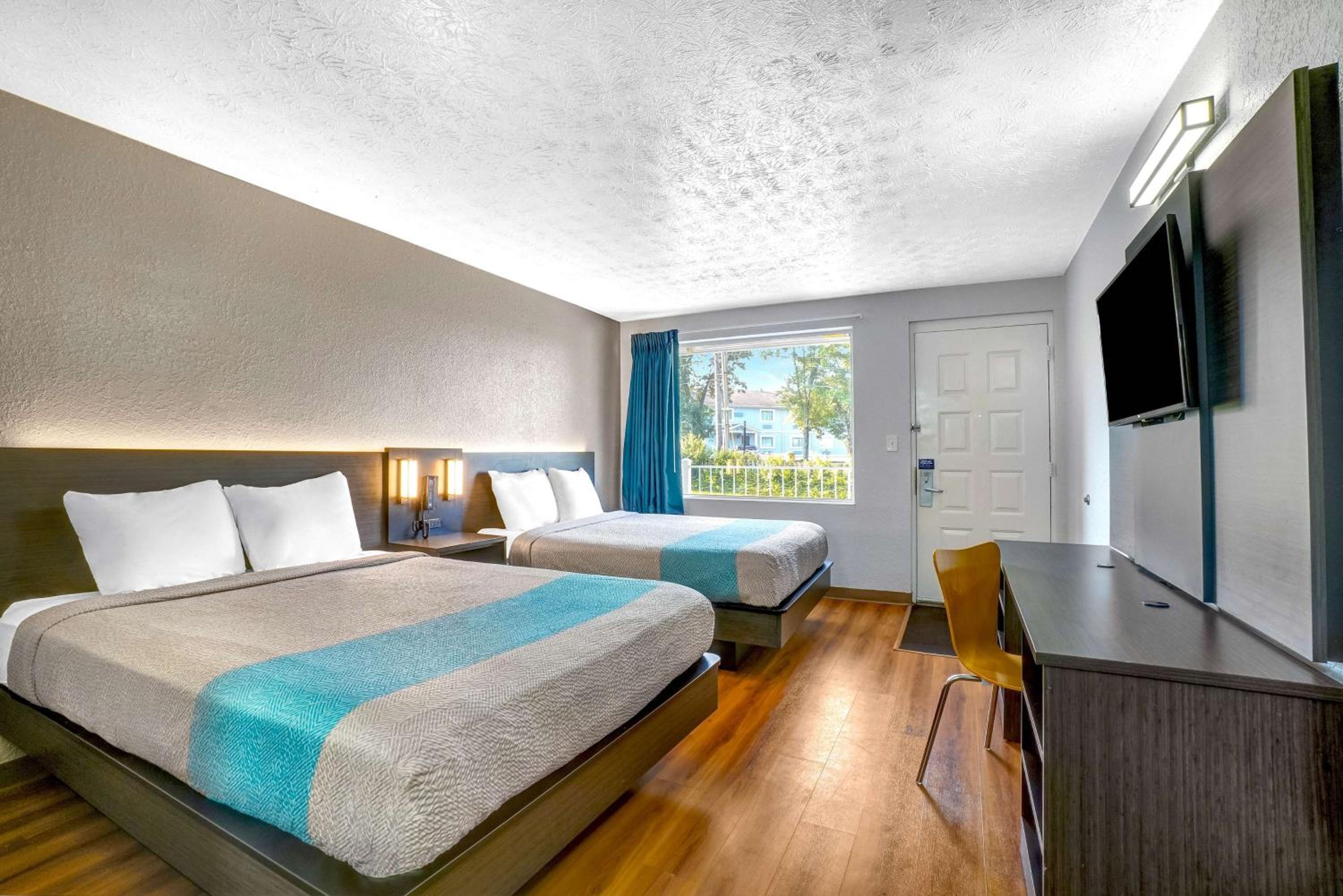 2 Queen Beds -ADA/RI Shower/Non-Smoking