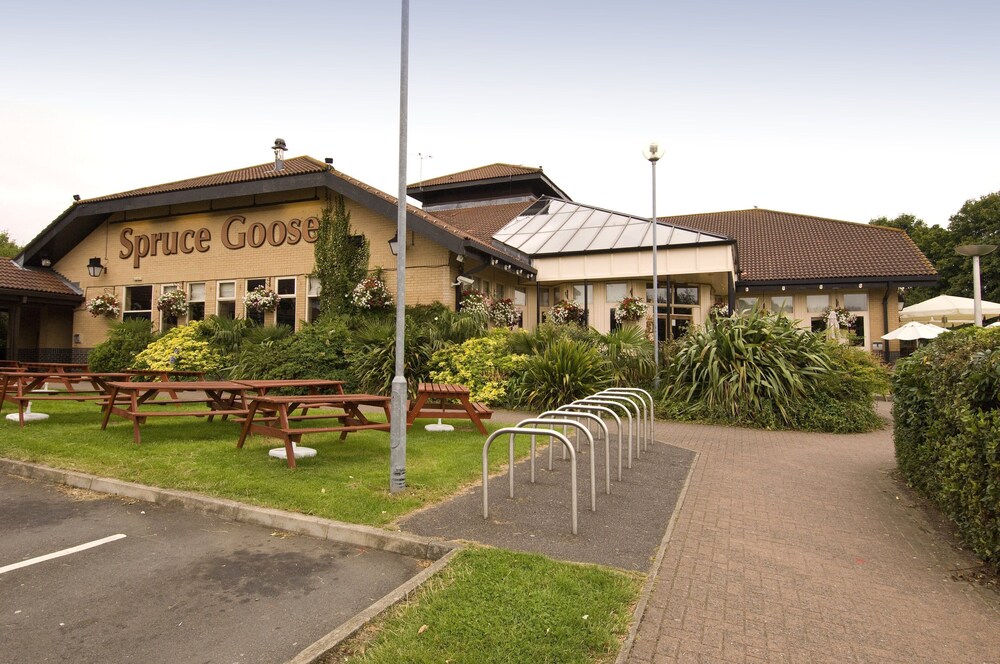 Premier Inn Basingstoke West (Churchill Way) hotel 34/37
