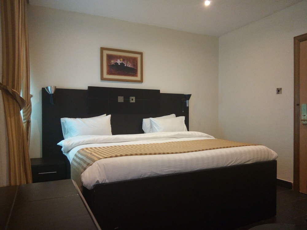 STANDARD, QUEEN BED