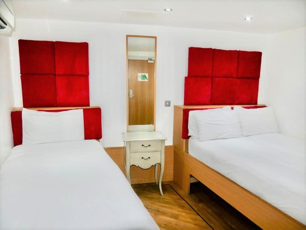 Room, Triple, No Window