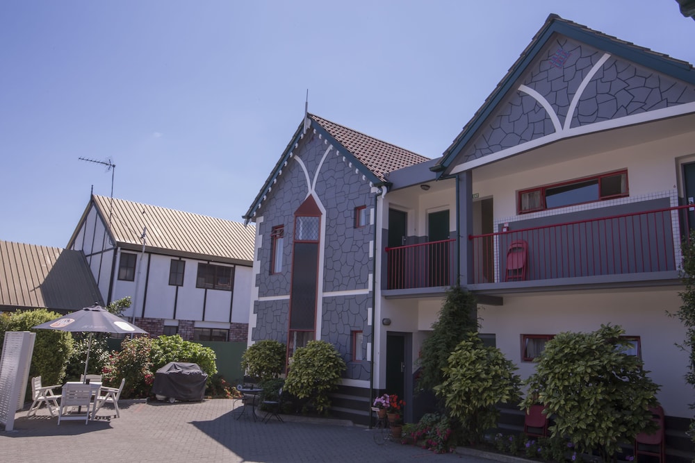 Amross Court Motor Lodge 4/50
