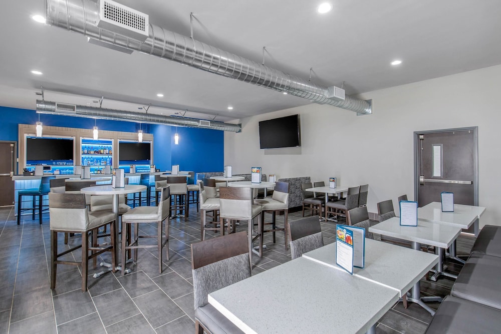 Clarion Inn & Suites Dfw North 47/49