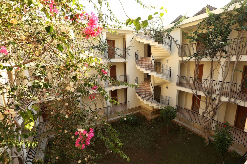Mavruka Hotel 51/60