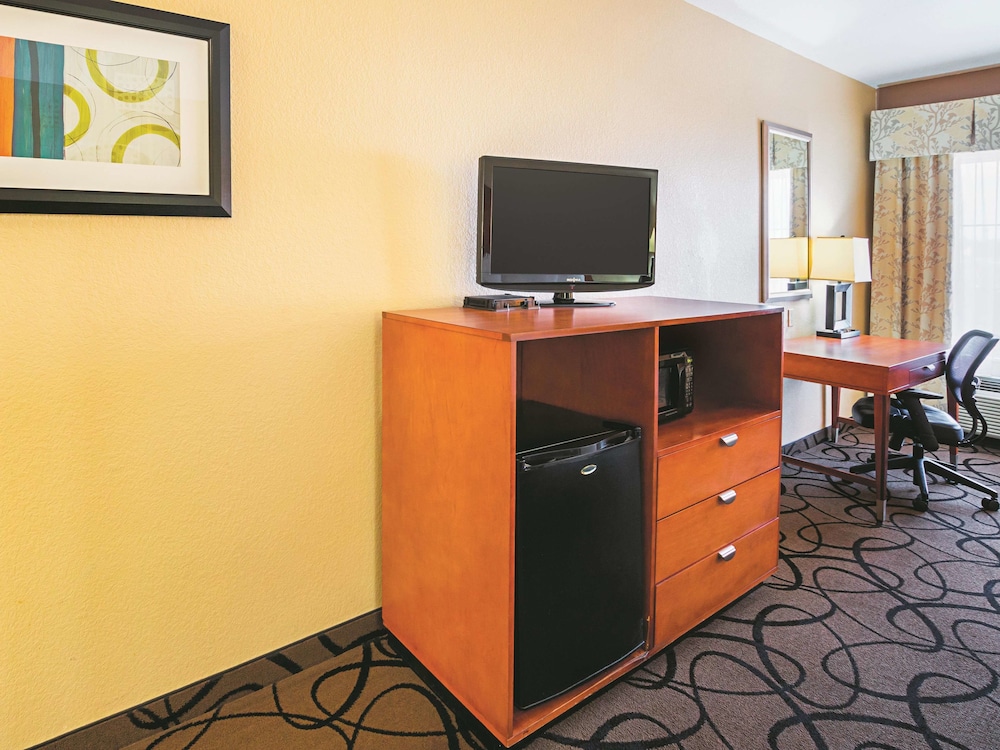 La Quinta Inn & Suites by Wyndham Ft. Worth - Forest Hill TX 38/49