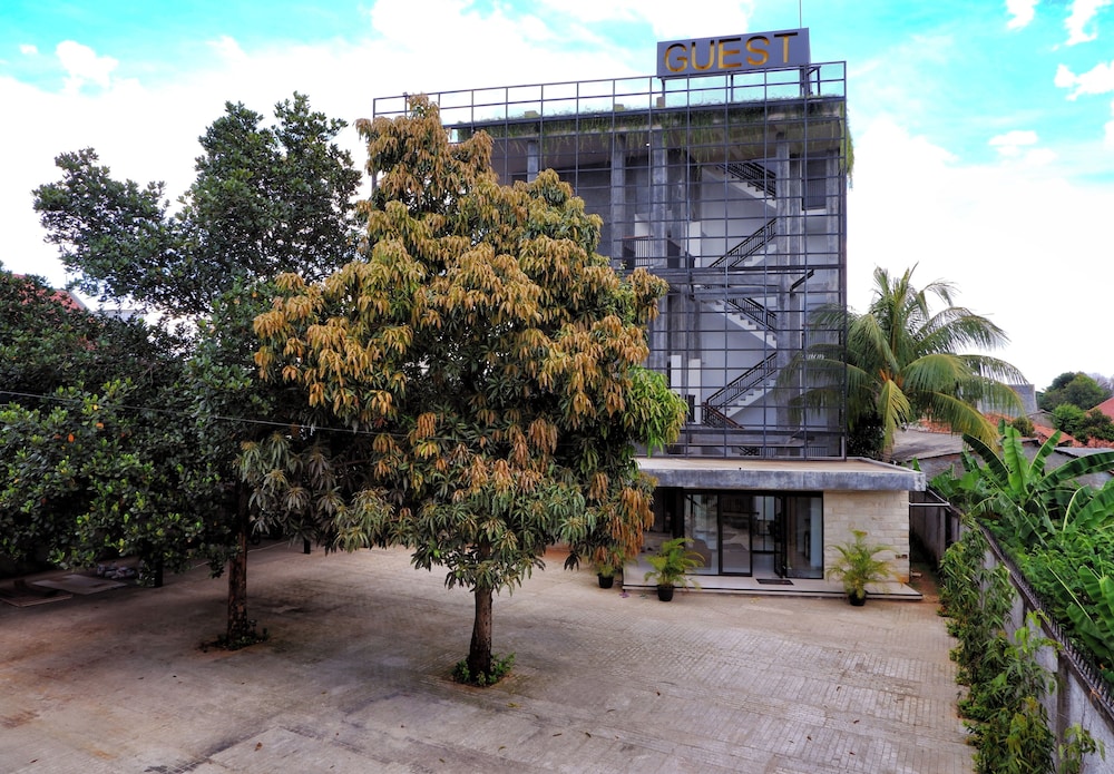 Guest House 555 NKI 4/50