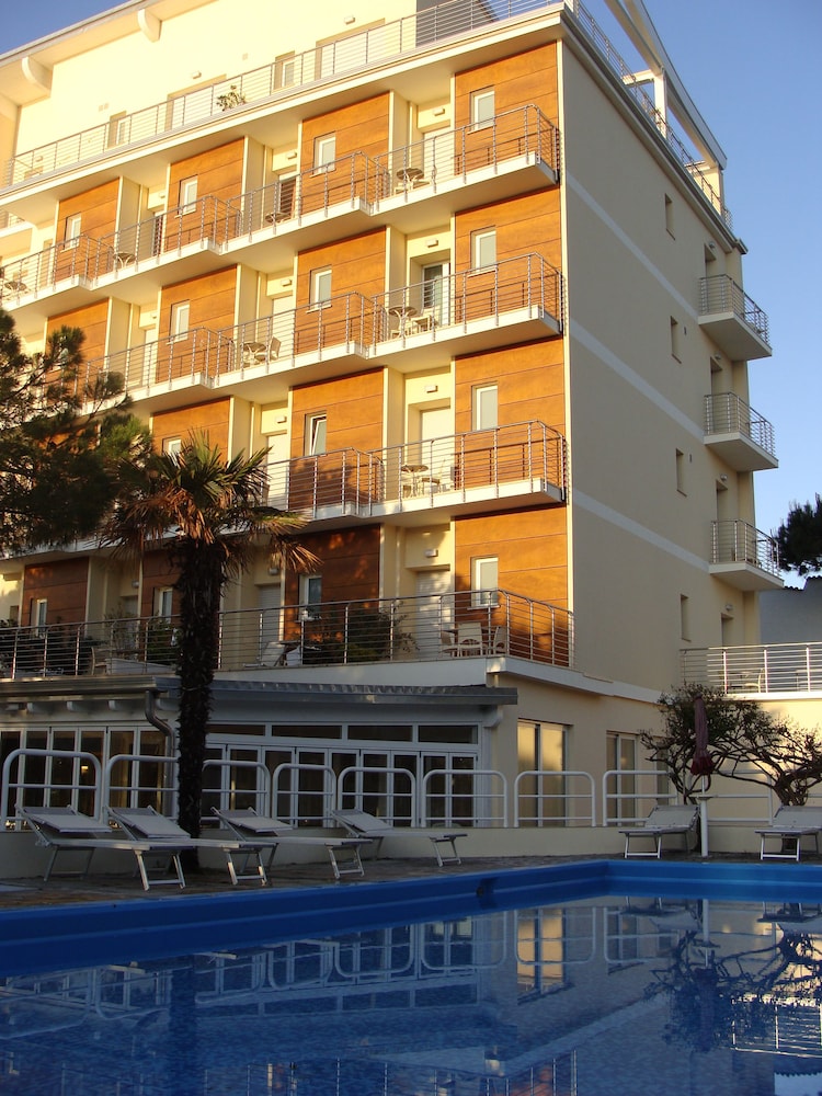 Franca Hotel 2/50