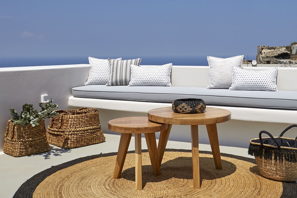 White And Co. La Torre Suites 43/50