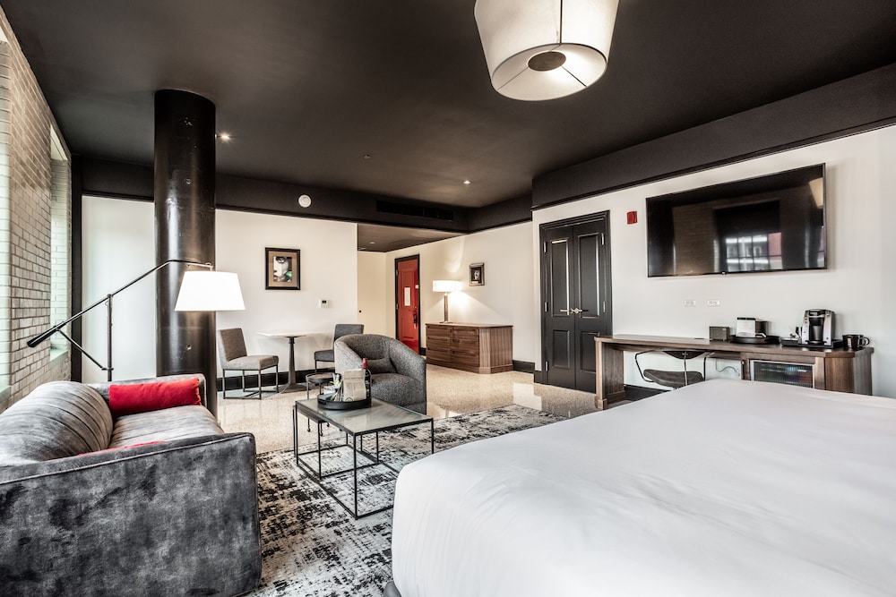 Landmark, King Bed